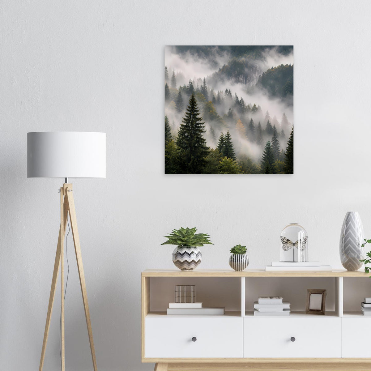 Quadratisches Poster: Nadelwald im Nebel, dezente Lichtspuren, schwarzer Rahmen