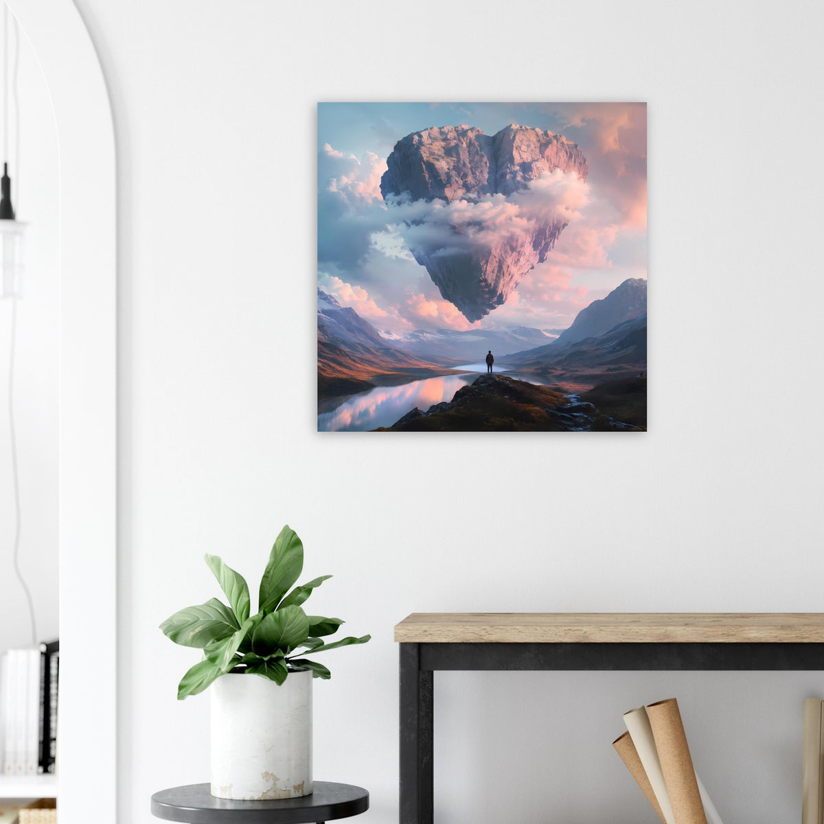 Quadratisches Poster mit schwebendem Felsherz über Bergsee, Person im Vordergrund