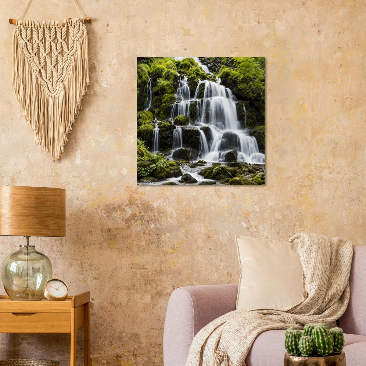 Wandposter mit Wasserfall in grüner Natur, weißes Wasser über Fels und Moos