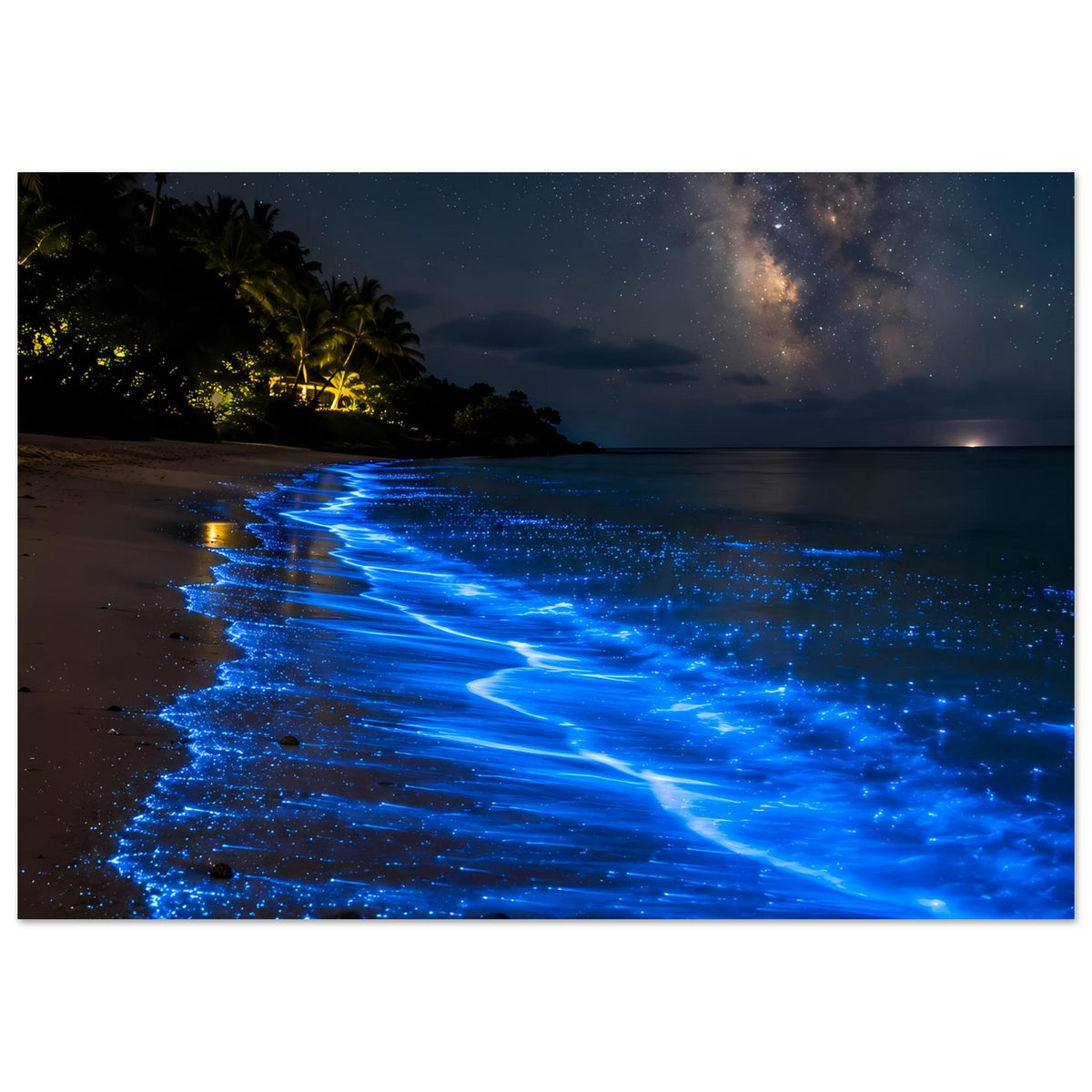 Poster mit blau leuchtendem Meer und reflektierenden Wellen am Strand