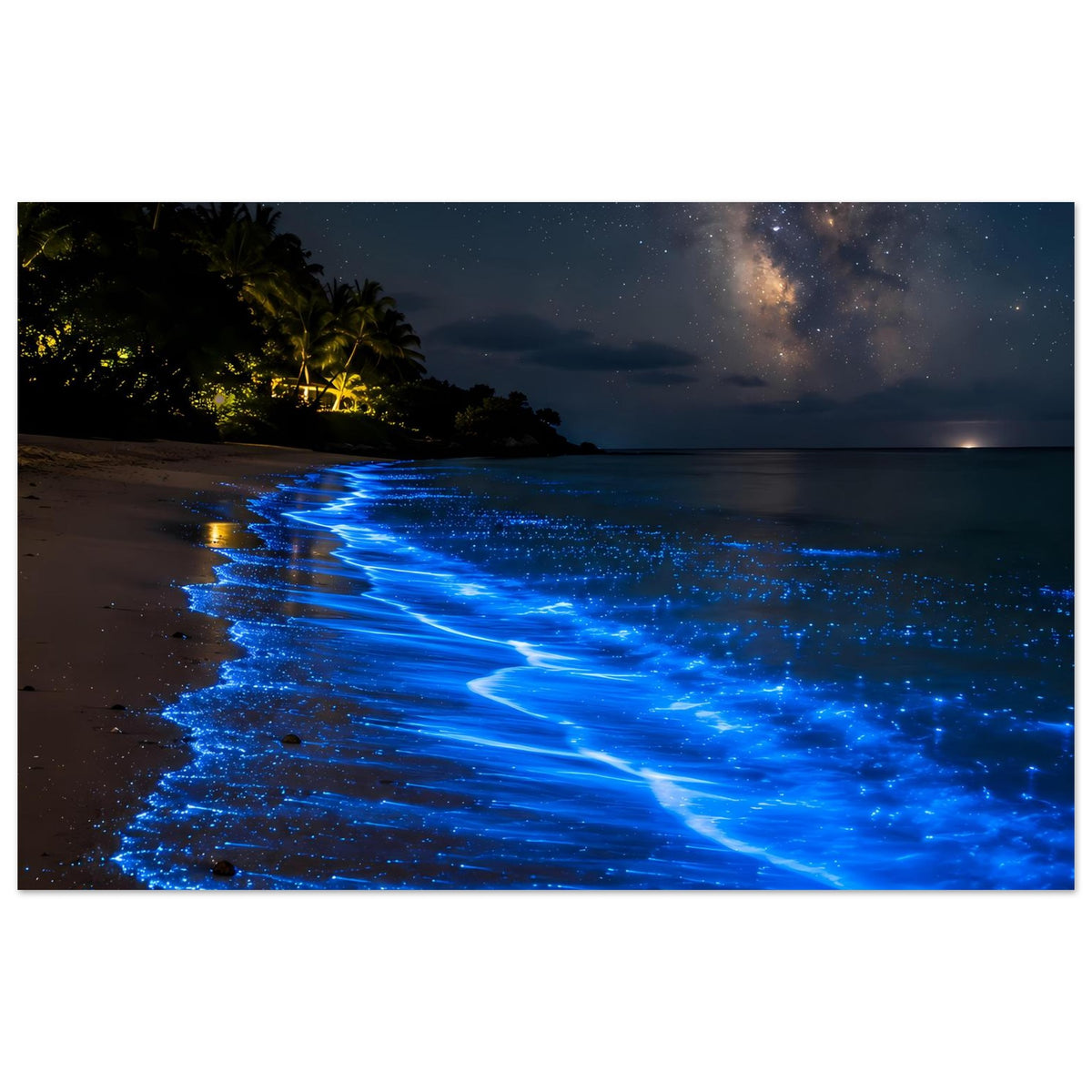 Meeresleuchten-Poster im Querformat: leuchtend blaue Wellen am Strand bei Nacht.