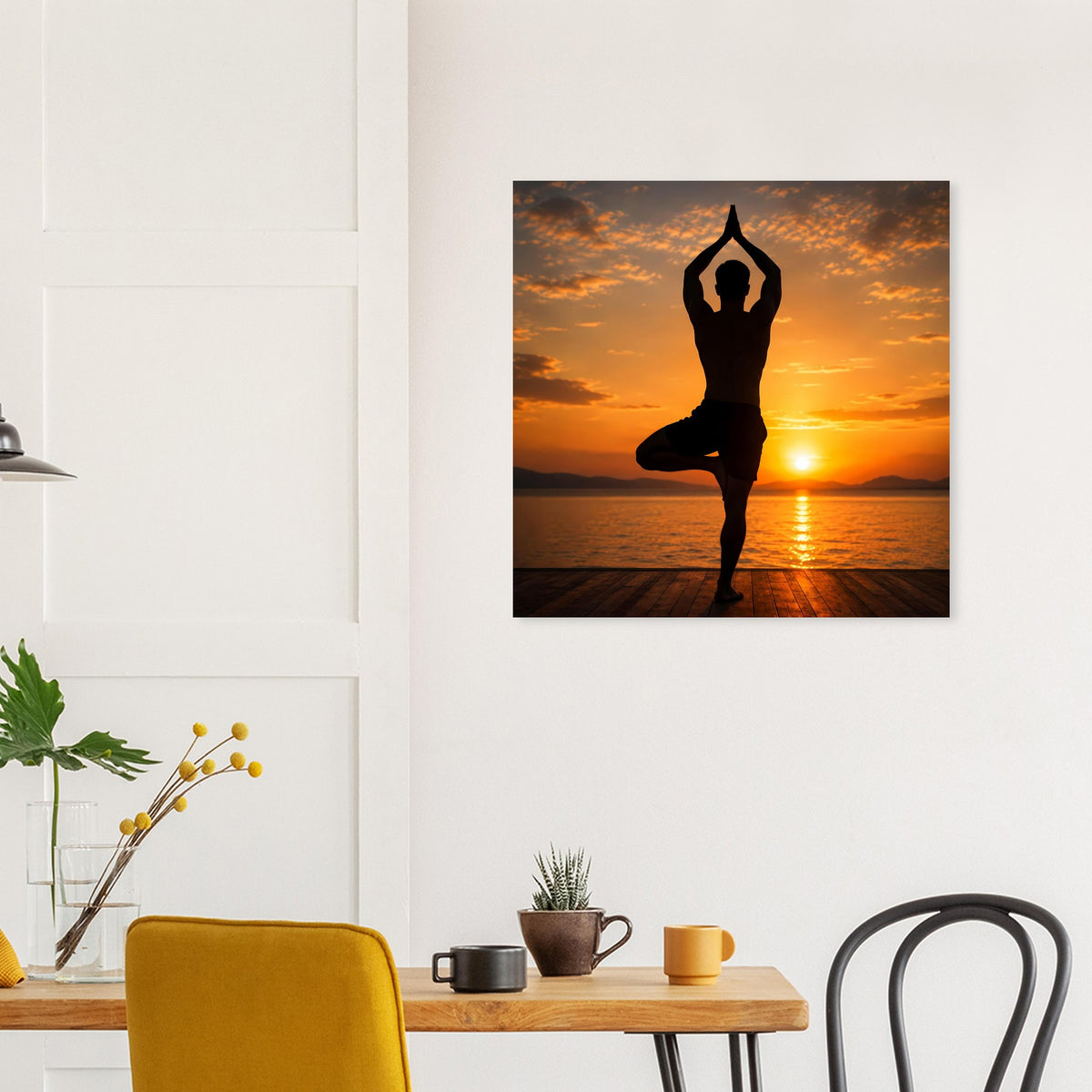 Yoga-Rahmenposter mit schwarzer Meditationsfigur, Sonnenuntergang über der Küste