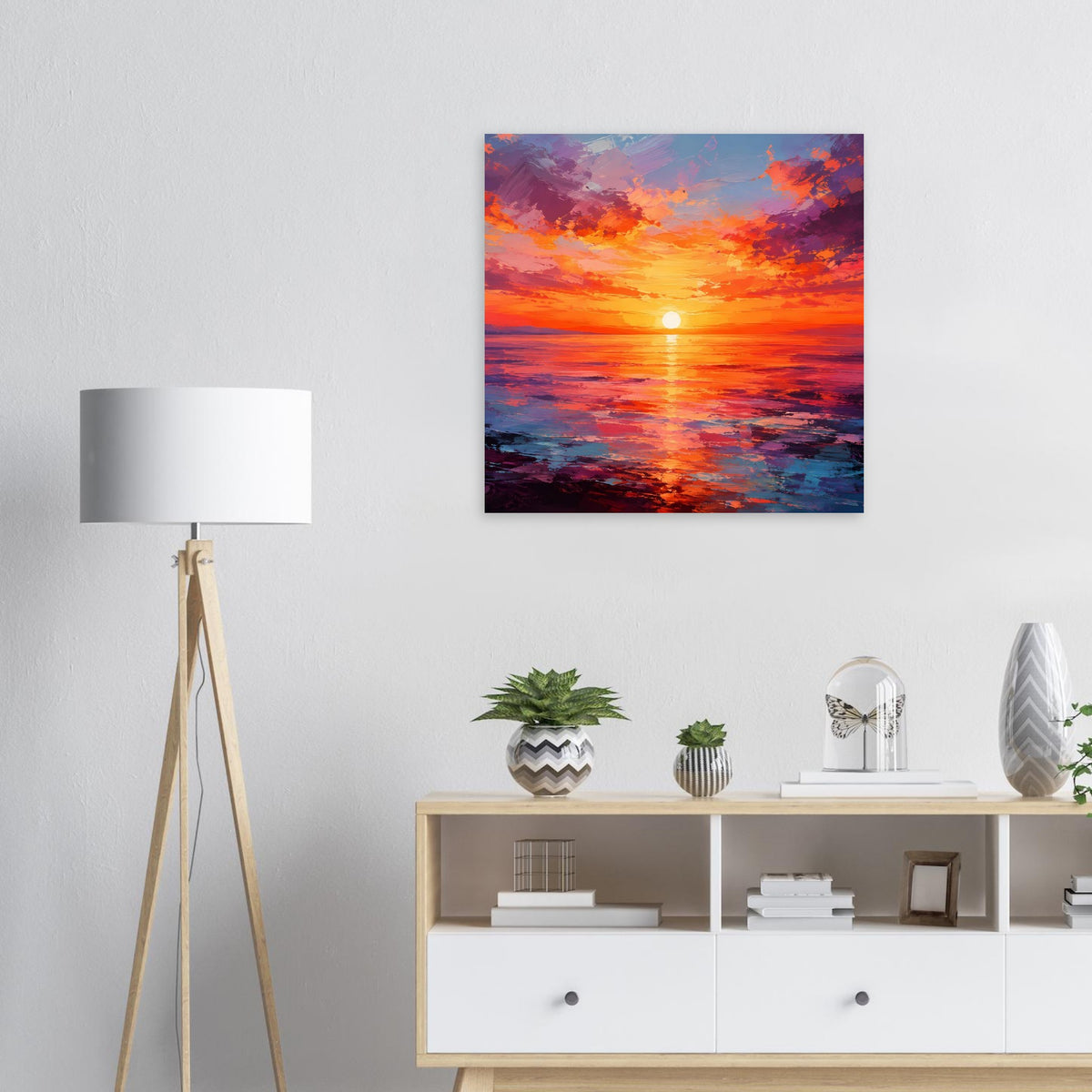 Gerahmtes Poster mit Sonnenuntergang: Sonne über Wasserlinie, orange Himmel, blaue und lila Fluten.