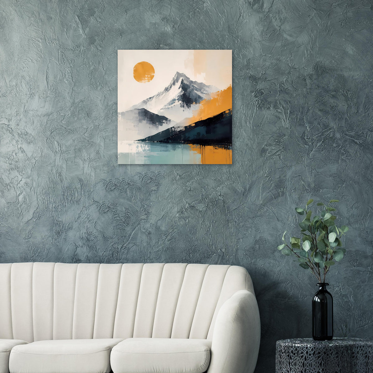 Abstraktes Berglandschafts-Poster an grauer Wand, quadratisch mit orangefarbener Sonne