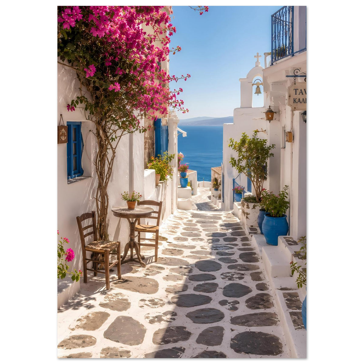Poster: schmale Gasse mit weiß-blauen Fassaden, blauen Blumenkübeln und pinken Bougainvillea-Spitzen