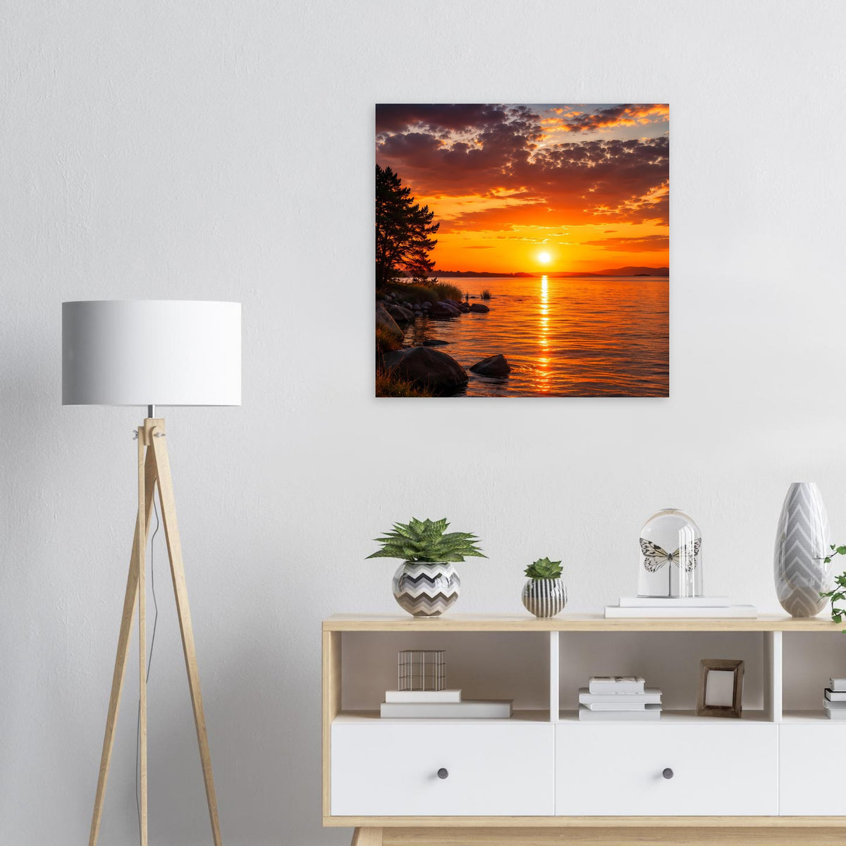 Poster mit Sonnenuntergang über dem Meer: orangefarbener Himmel, Wasserreflexe, Felsen