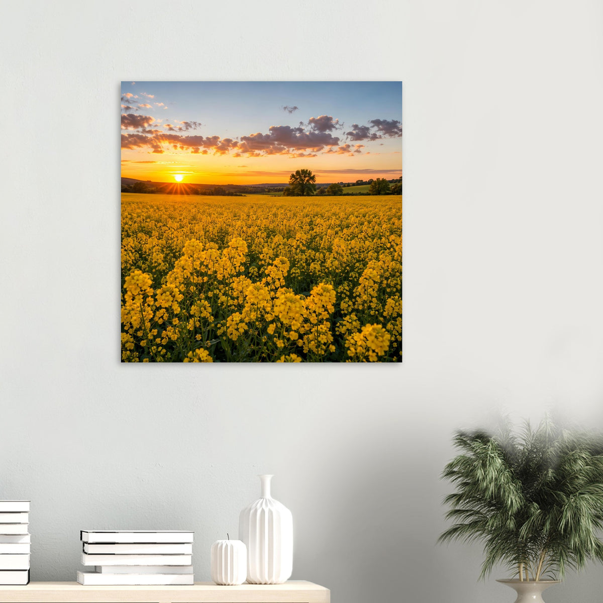 Quadratisches Landschaftsposter mit gelbem Blumenfeld und goldenem Sonnenuntergang