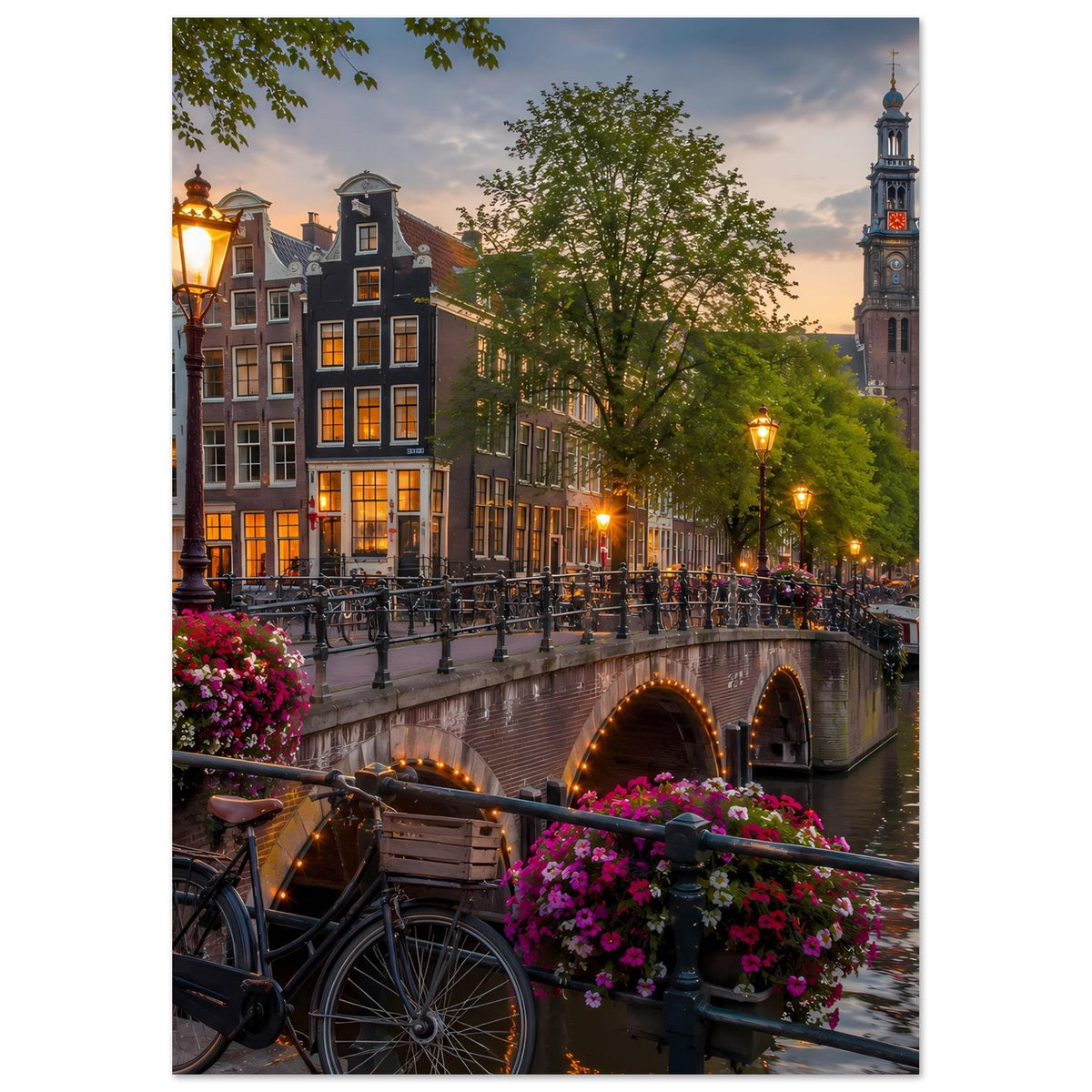 Poster mit Amsterdam-Kanal: Backsteinhäuser, Turm, Laternen, violette Blumen und Fahrrad