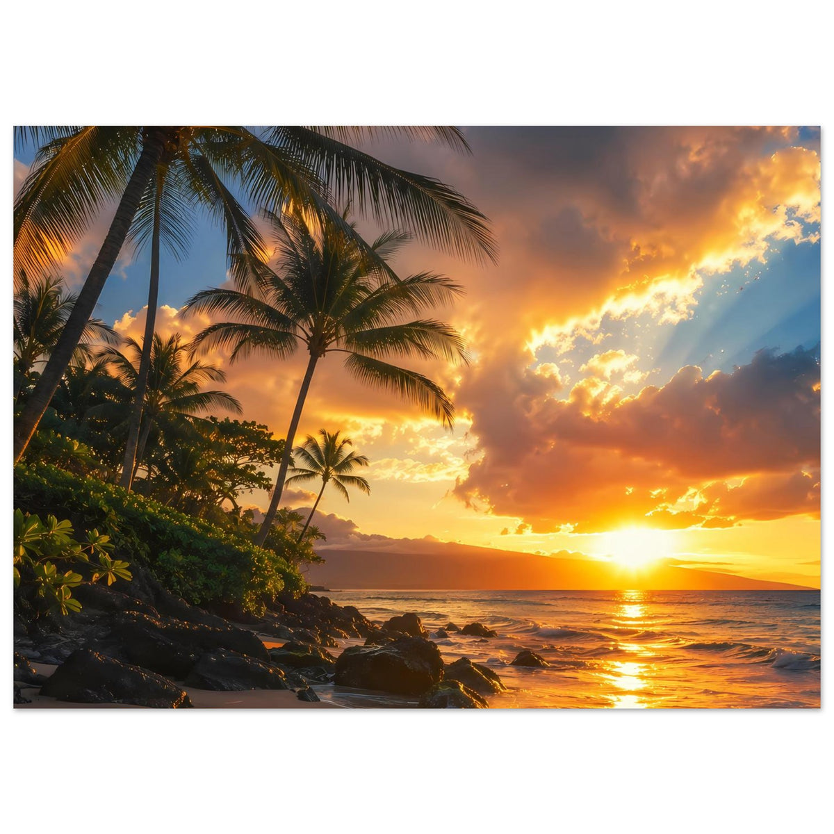Strandposter mit Palmen am Ufer, Meer mit Wellen und goldener Abendsonne