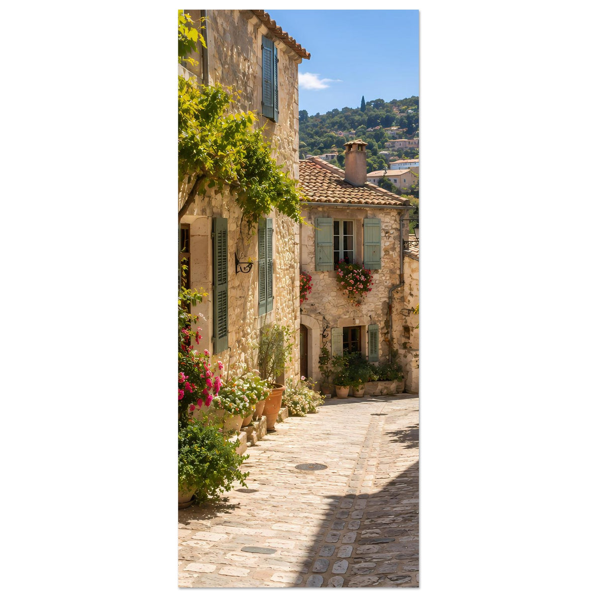 Poster im vertikalen Ausschnitt: Provence-Gasse mit Natursteinhaus, Blumen und Wegpflaster