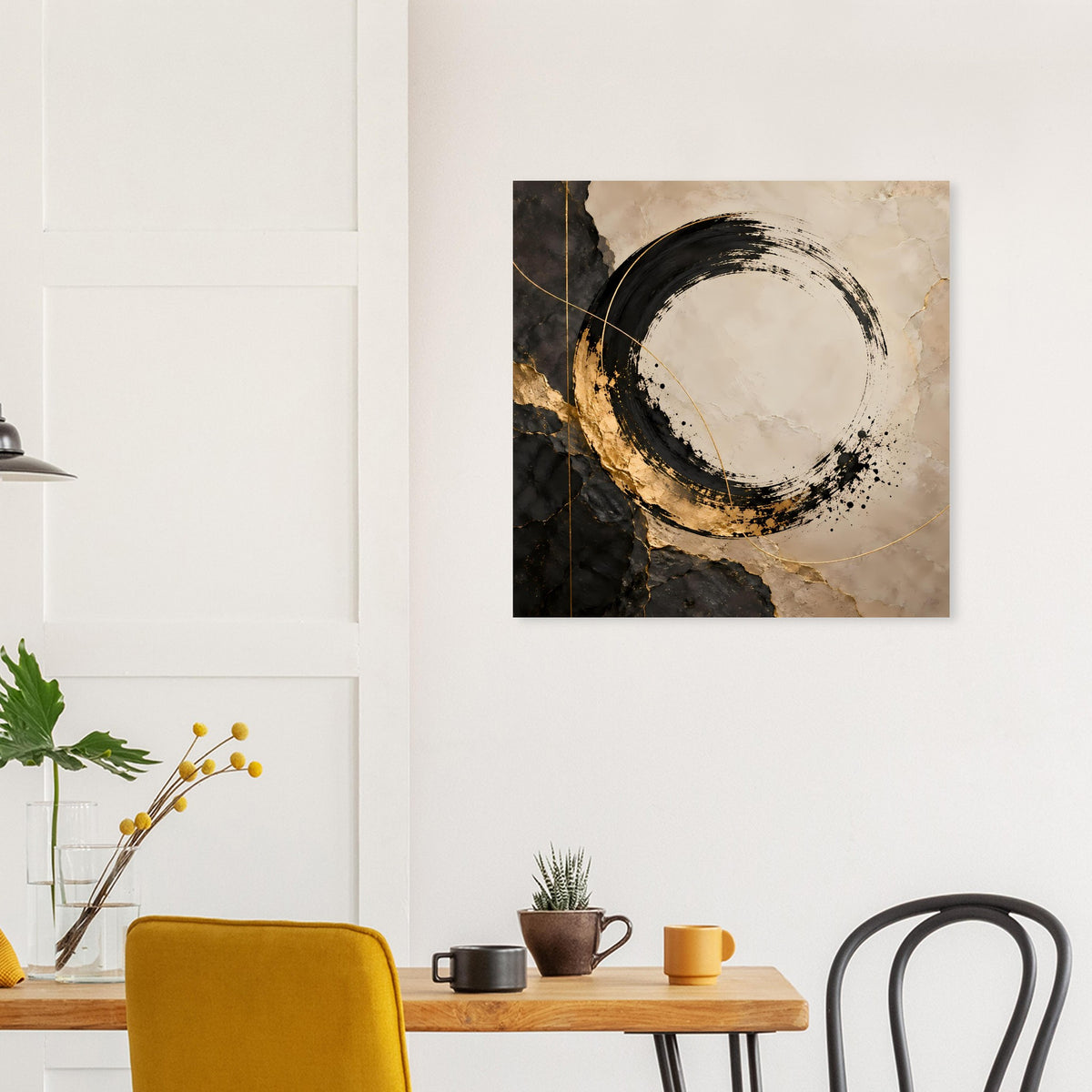 Quadratisches Kunstposter mit Kreisring aus Pinselstrichen in Schwarz, Beige und Gold