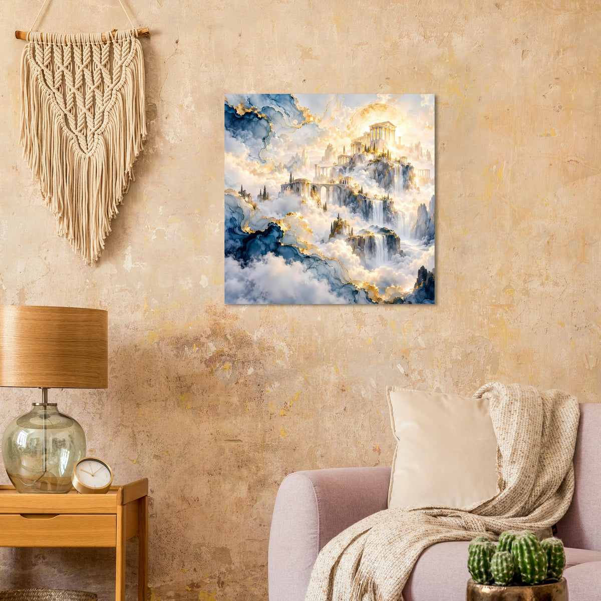 Poster: blau-weiße Wolken mit goldem Licht über einer von Bergen umgebenen Stadt