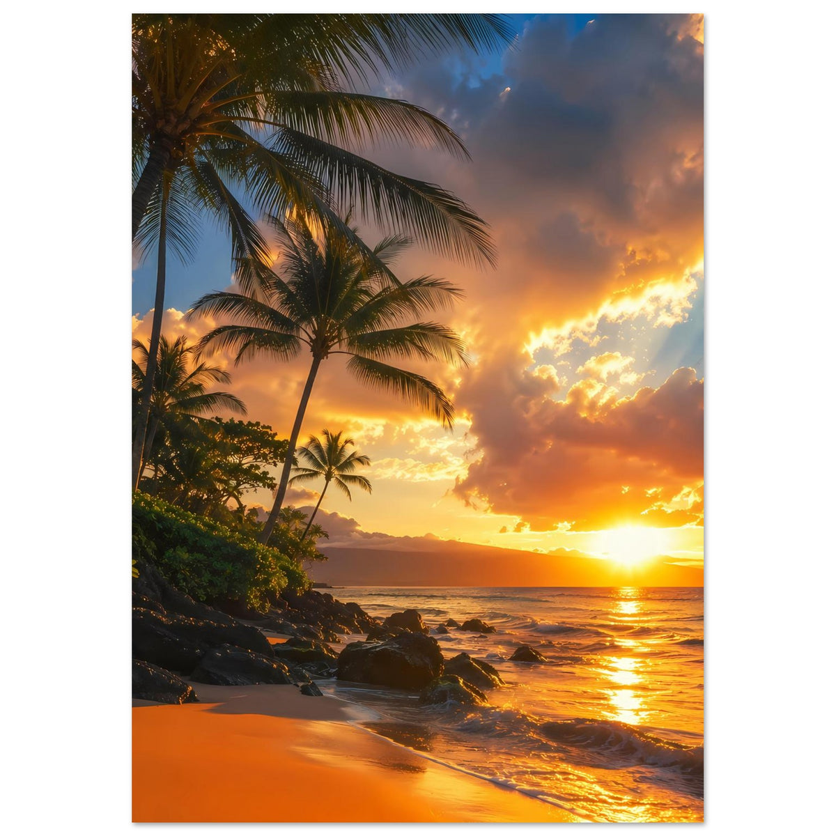 Strandposter mit hohen Palmen, Küstenlinie, Felsen und orangefarbenem Sonnenuntergang