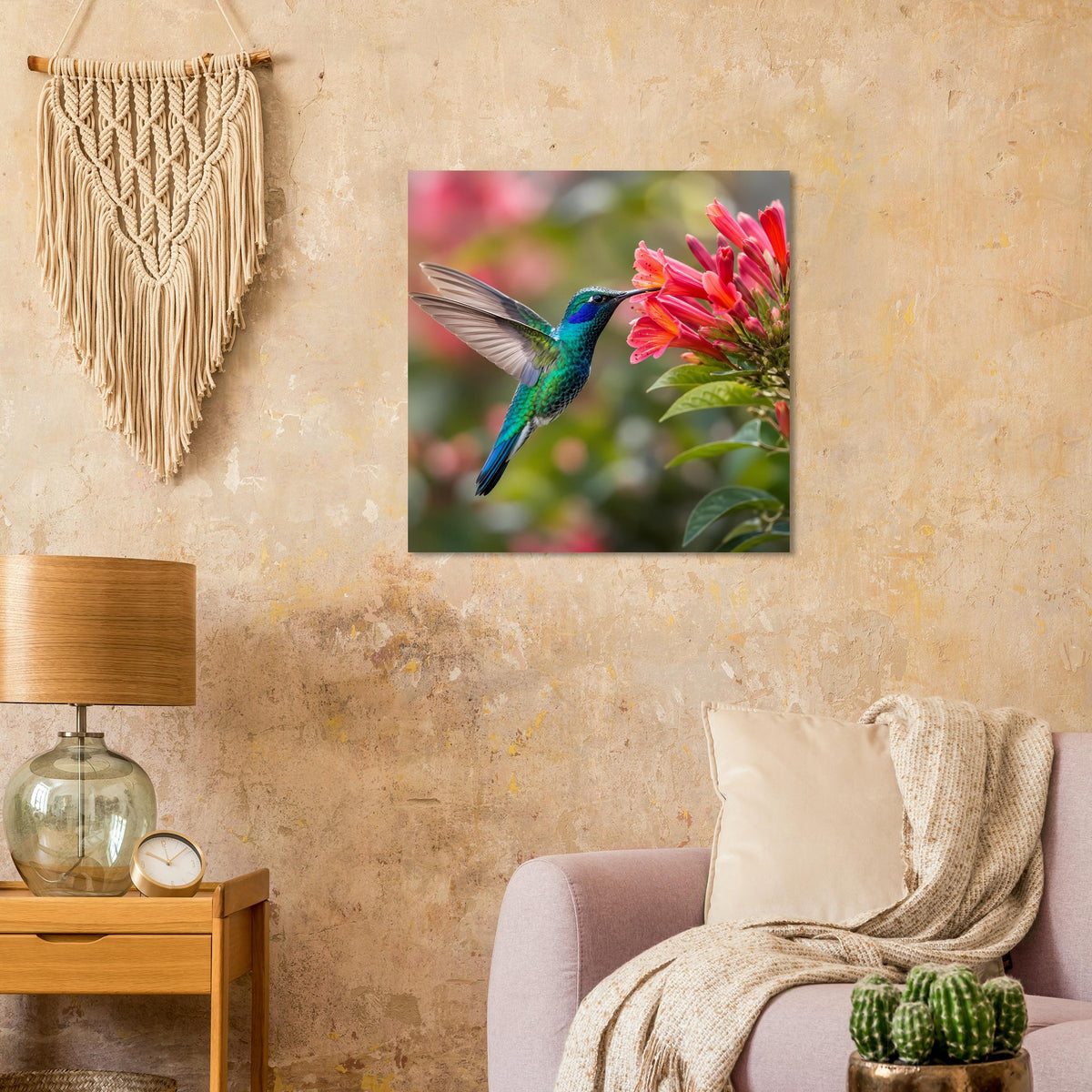 Gerahmtes Naturposter mit blaugrünem Kolibri und pinken Blüten