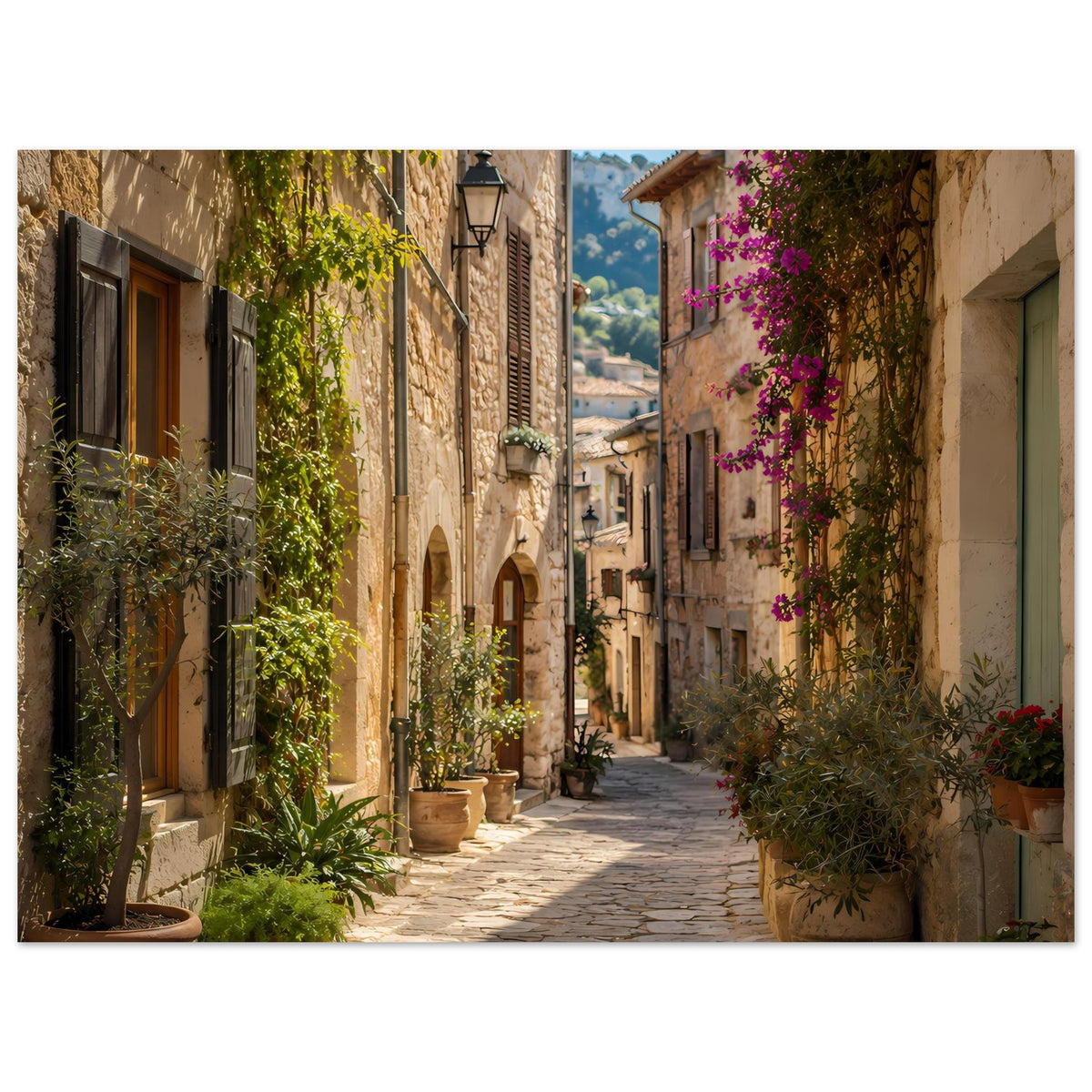Mediterraner Posterdruck: Aussicht in eine Gasse mit Holzläden, Steinfassaden und lila Blüten