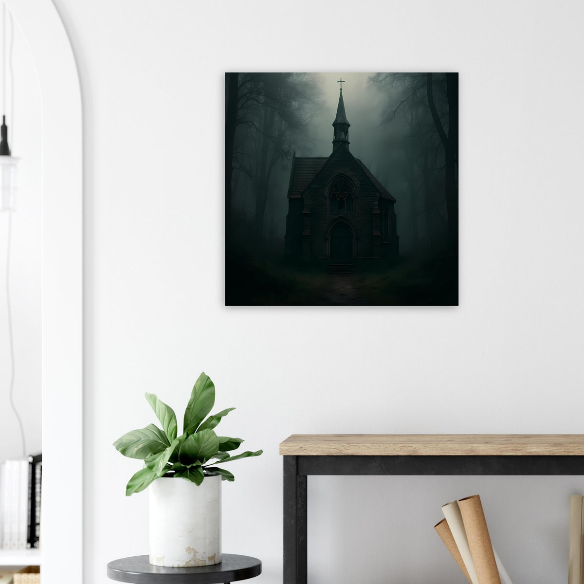 Quadratisches Poster mit Kapellenansicht und Turmkreuz im dunklen Nebelwald