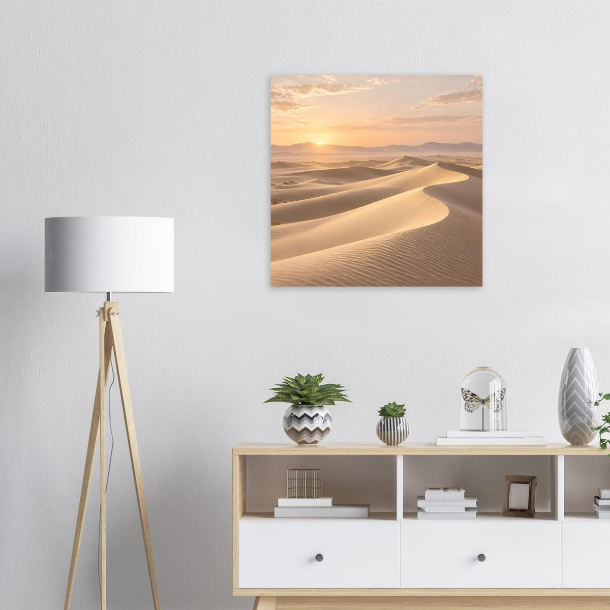 Wüstenposter mit sanften Sanddünen, warmem Sonnenaufgang und fernen Hügeln