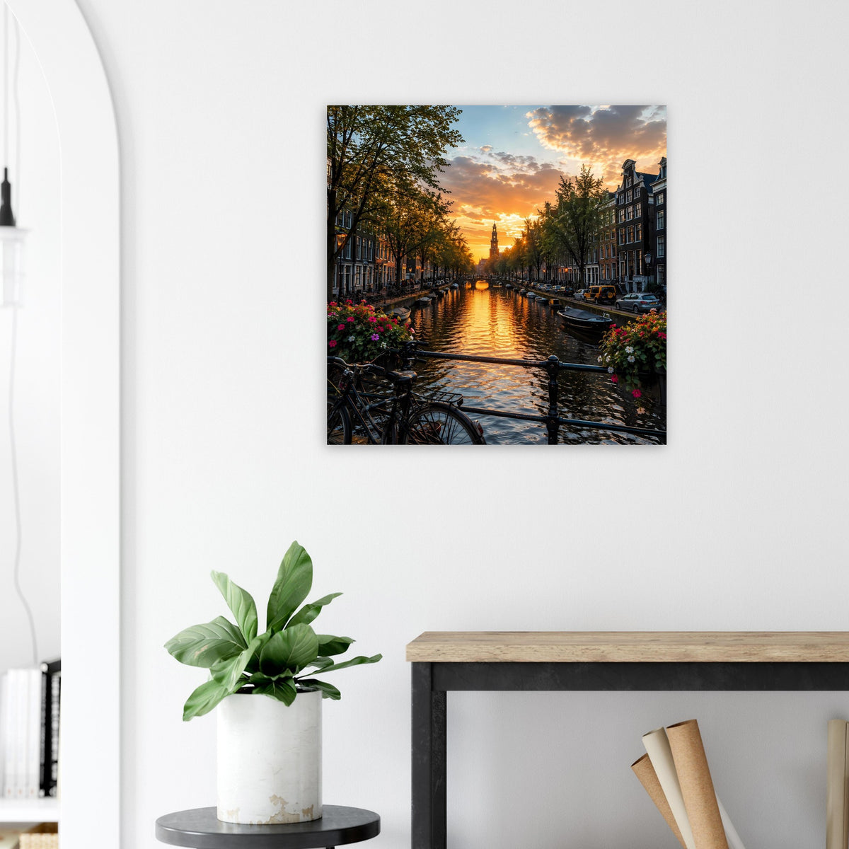 Quadratisches Kunstposter mit Flusslauf, Zaun im Vordergrund und Abendsonne