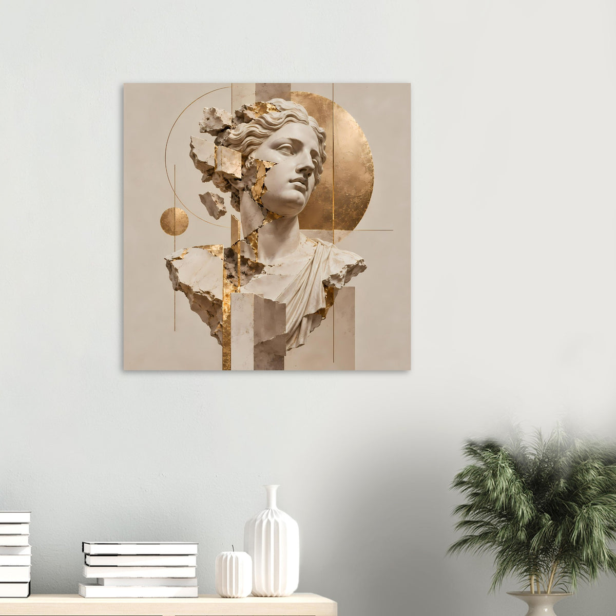 Kunstposter: fragmentierte klassische Skulptur mit cremefarbenem Motiv und goldenen Akzentflächen
