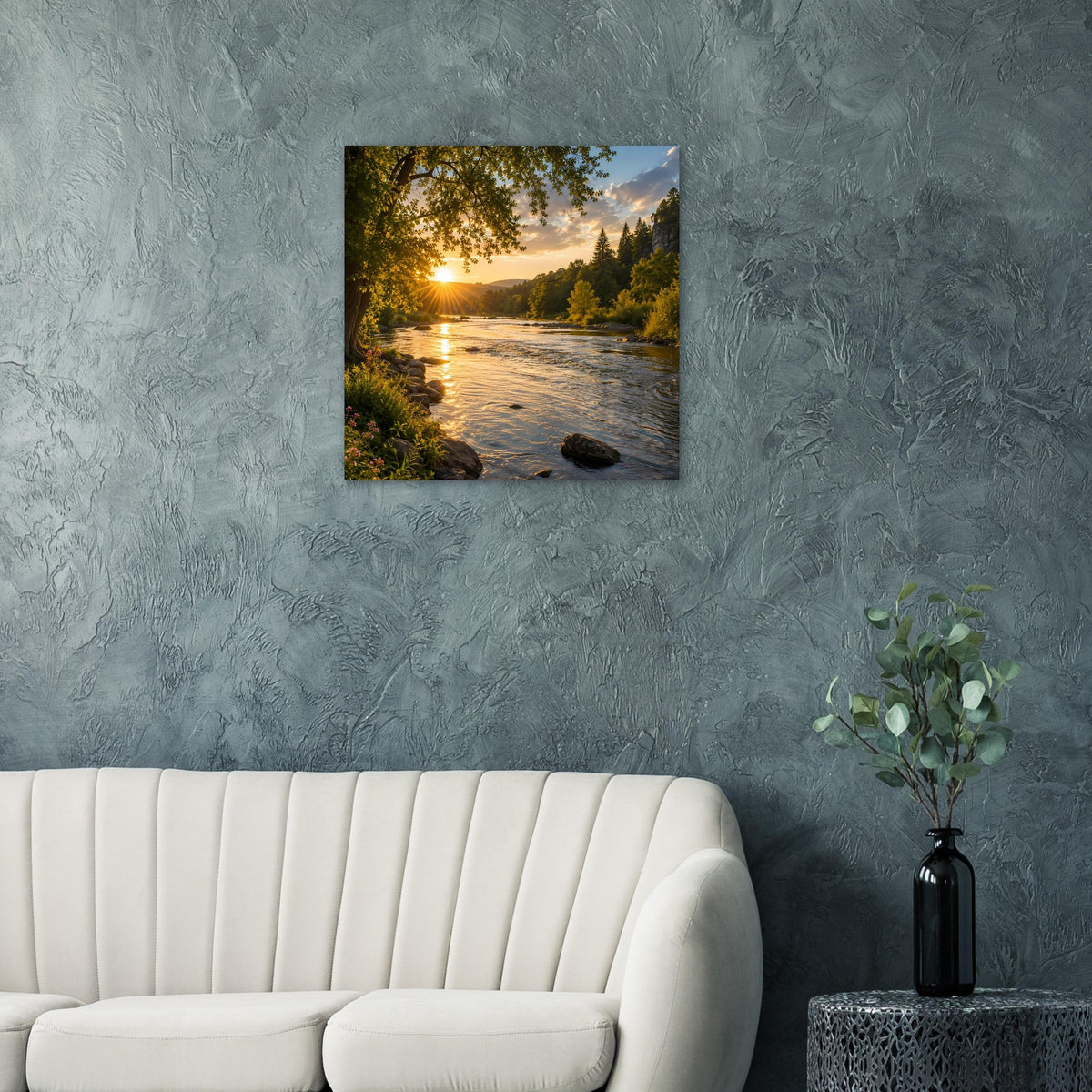 Gerahmtes Poster mit Flusslandschaft bei Sonnenuntergang, Bäume links und rechts