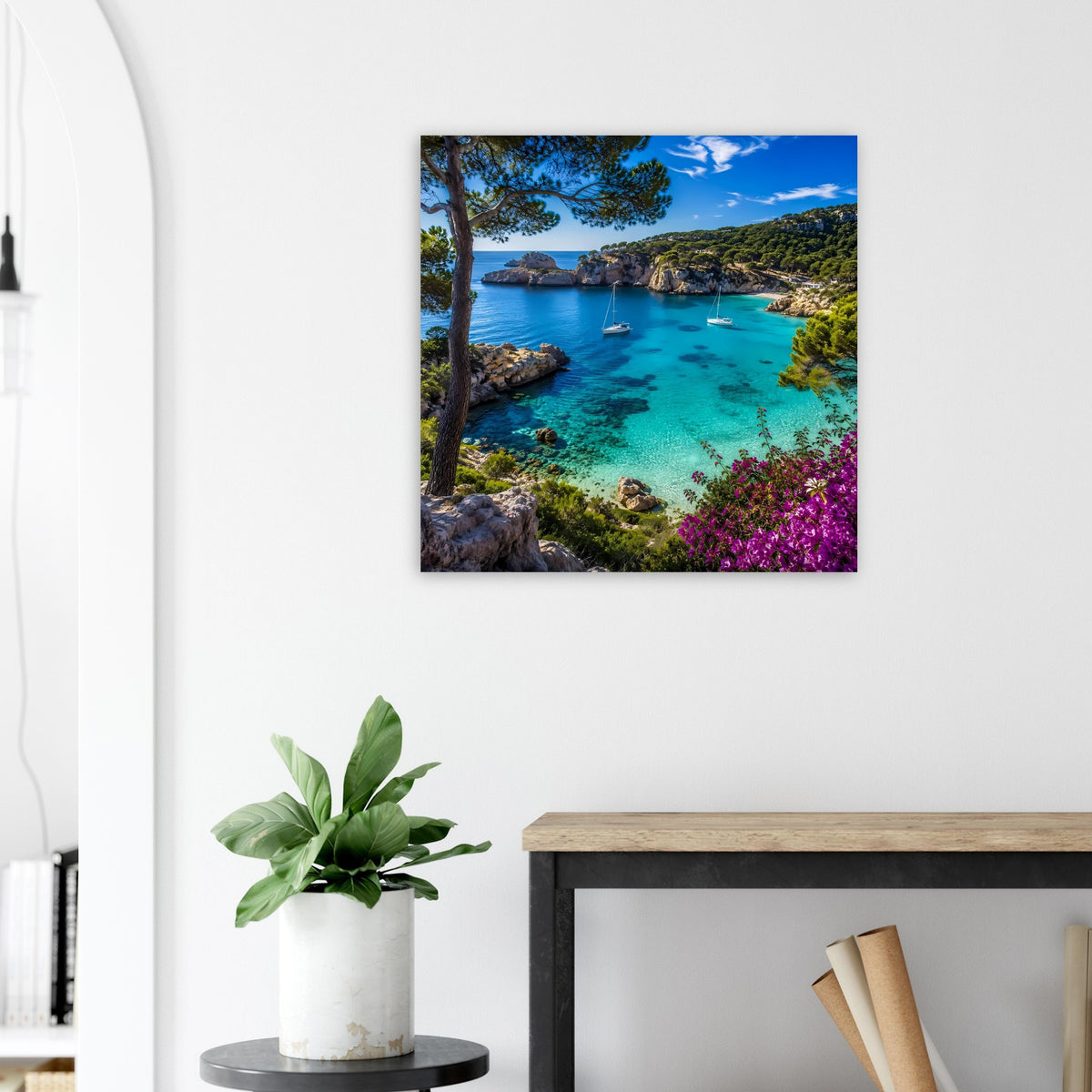 Quadratisches Poster mit türkisblauem Meer, Steilküste, Booten und blühenden Pflanzen
