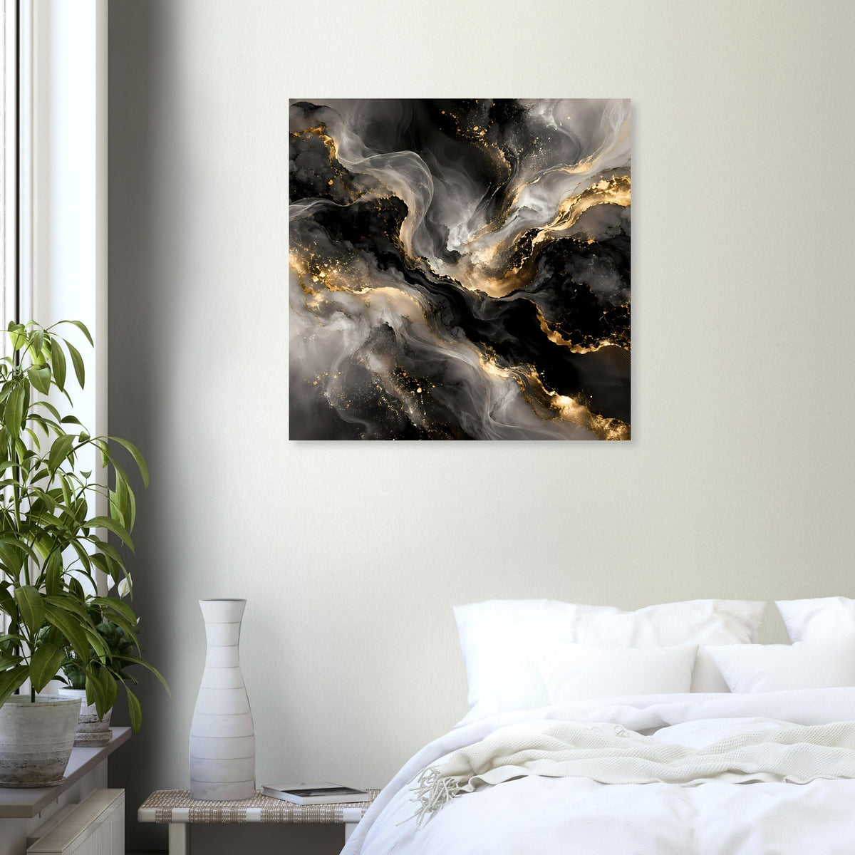 Abstraktes Kunstposter an heller Wand: schwarze Wirbel mit goldenen Akzenten