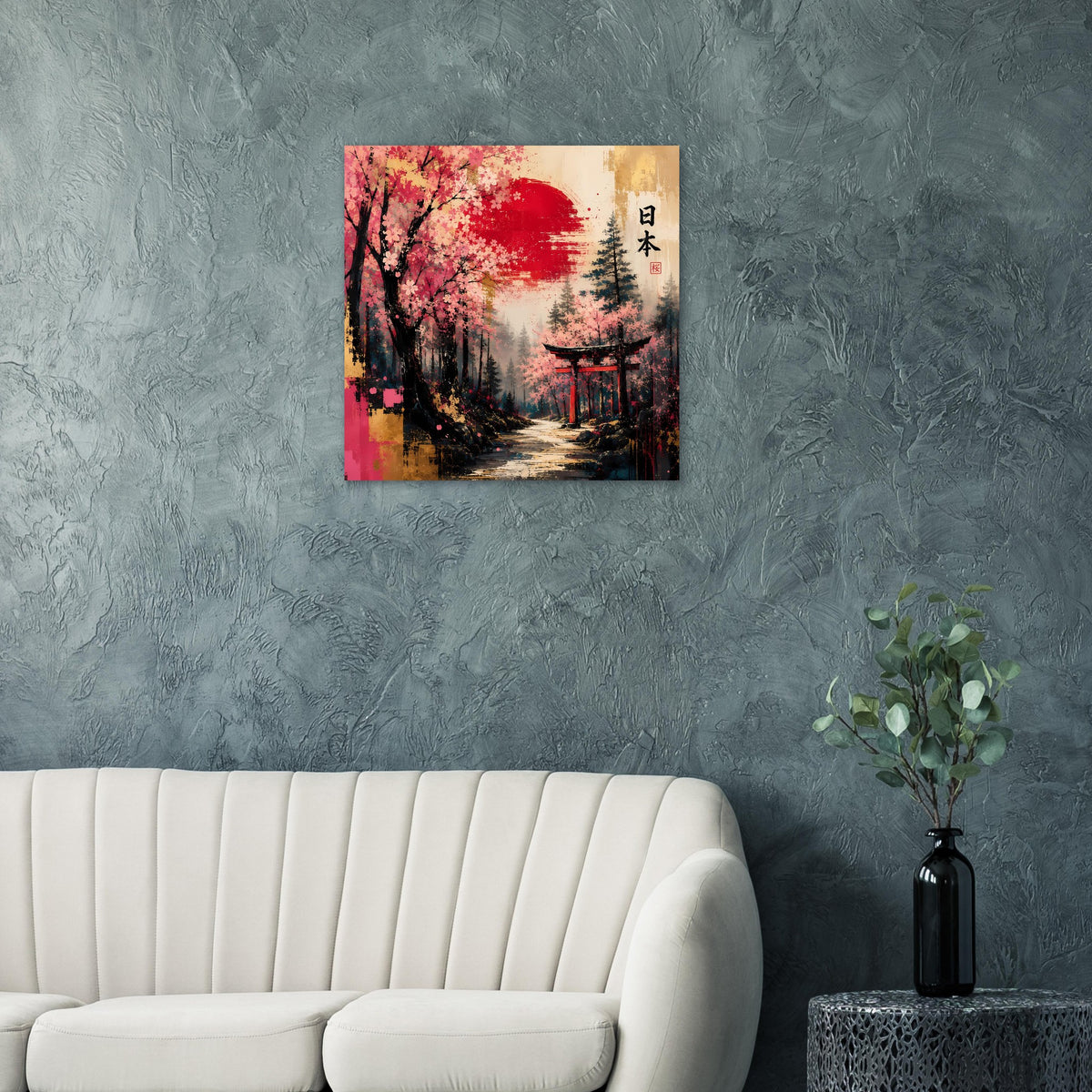 Quadratisches Poster mit Kirschblüten, roter Sonne und Torii im Kiefernwald