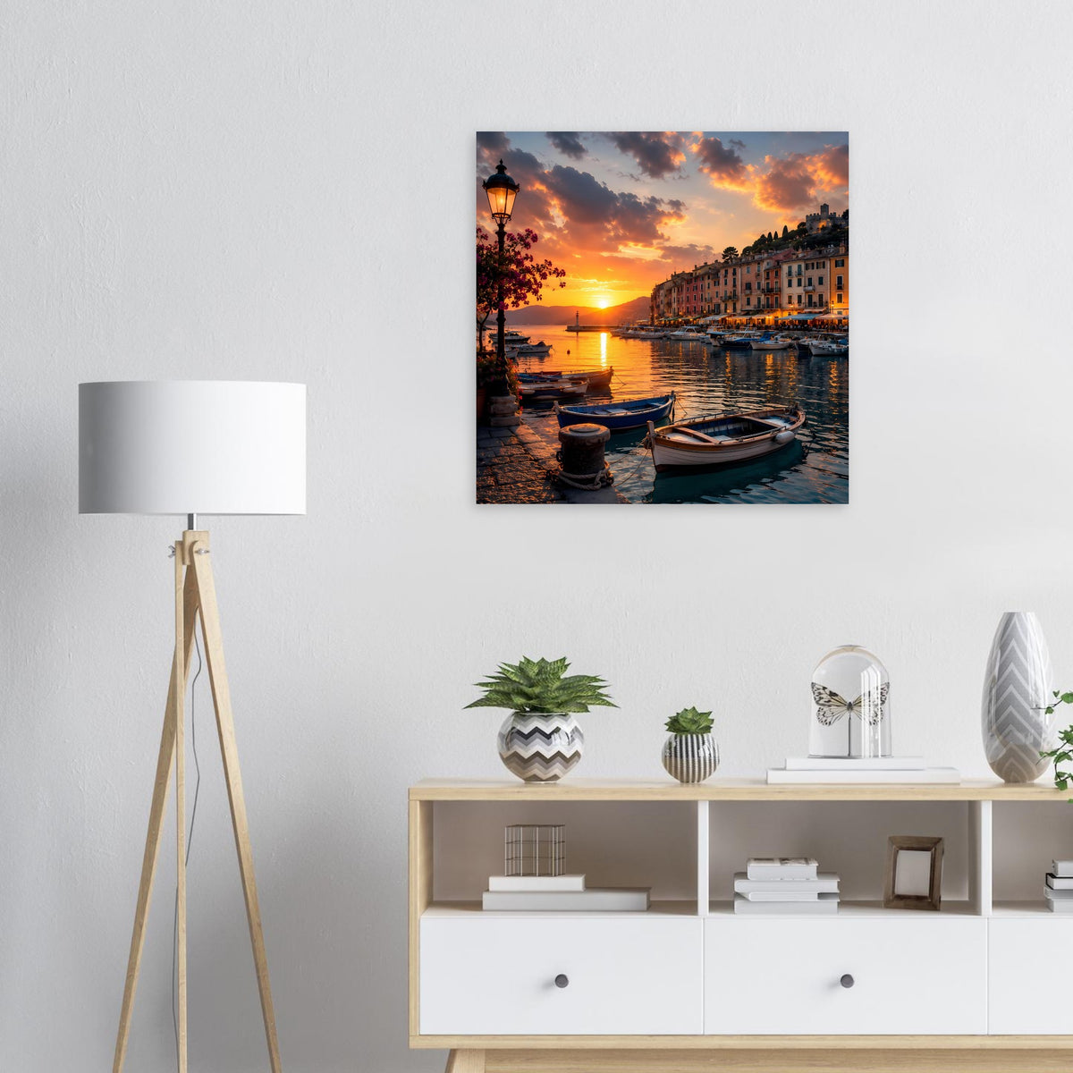 Quadratisches Poster mit Sonnenuntergang am Hafen, Ruderbooten und Häusern