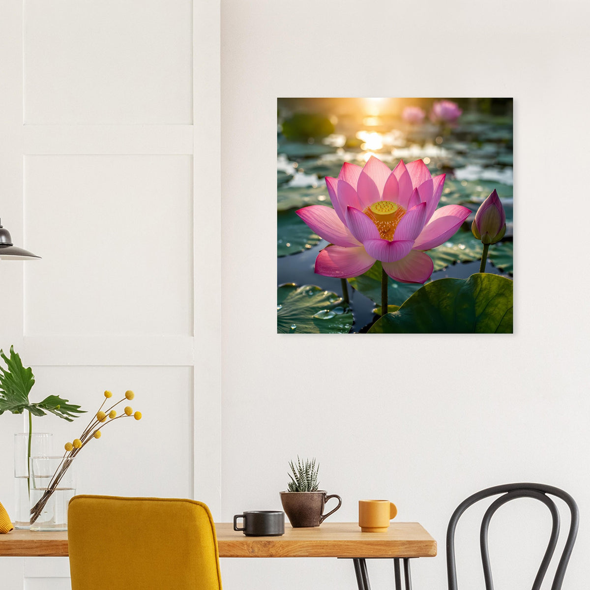 Quadratisches Wandposter mit pinker Lotusblüte auf ruhigem Wasser im Hintergrund