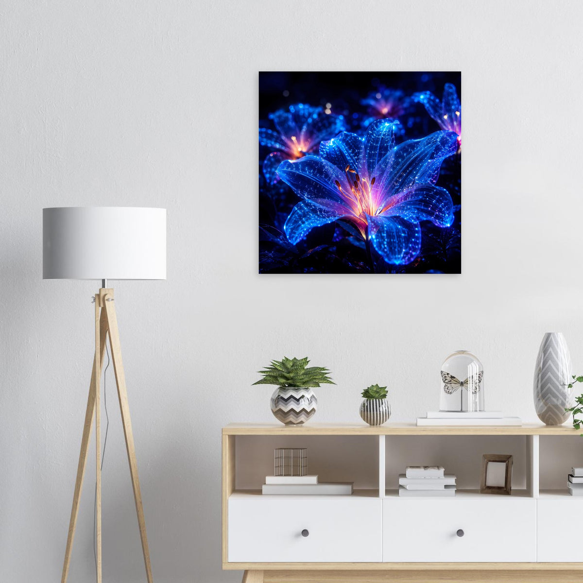 Quadratisches leuchtendes Blumenposter mit blau-violetten Blütenstrahlen im Rahmen