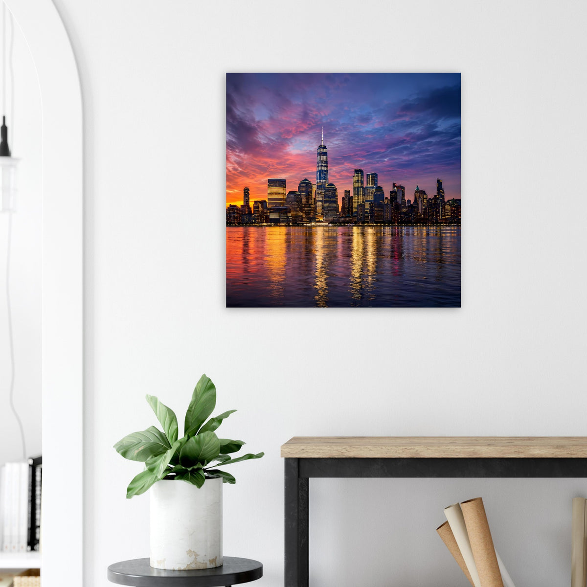 Gerahmtes Poster mit New-York-Skyline bei Dämmerung, orangefarbene Lichter am Ufer