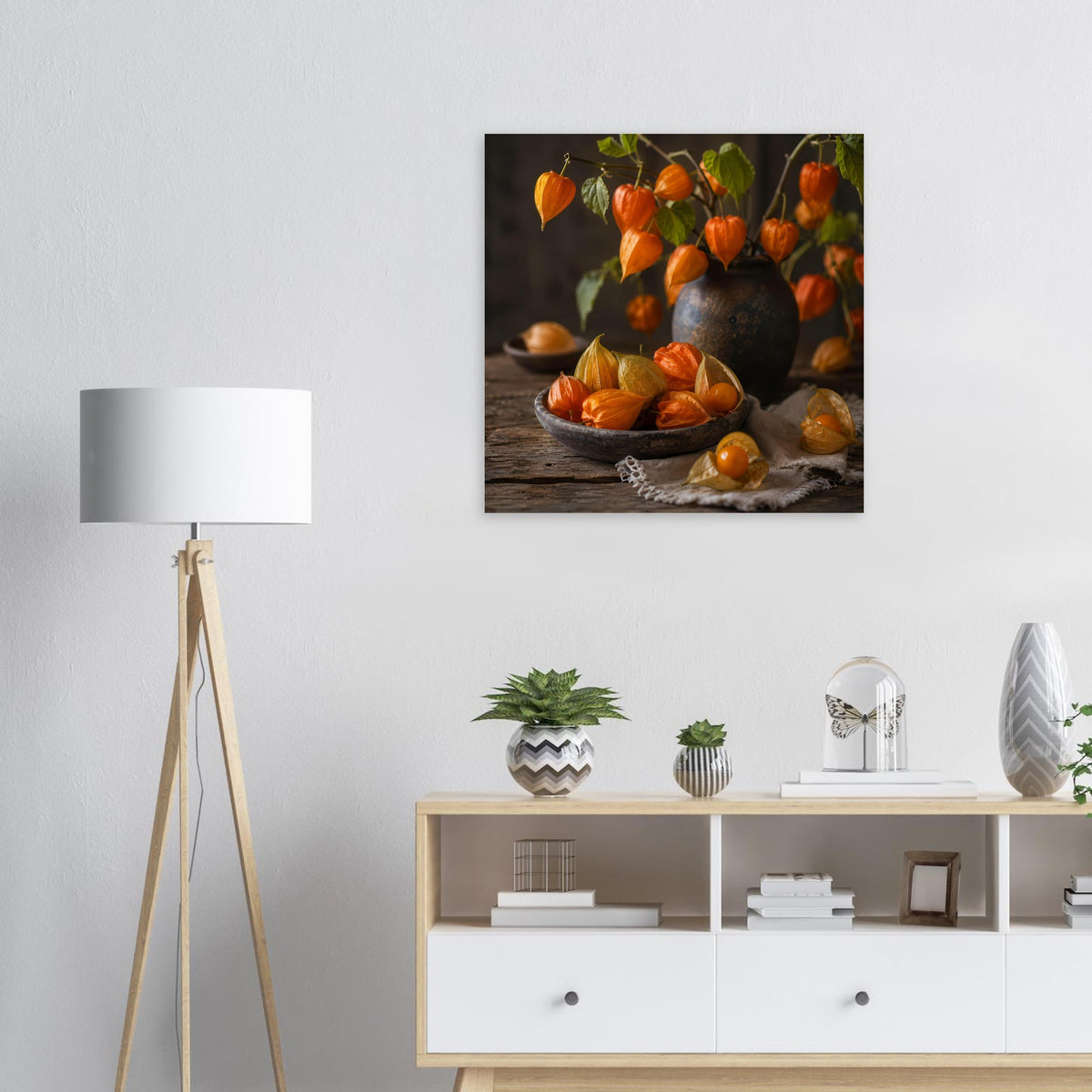 Quadratisches Wandposter mit orangefarbenen Herbstfrüchten in dunkler Vase und Holzschale