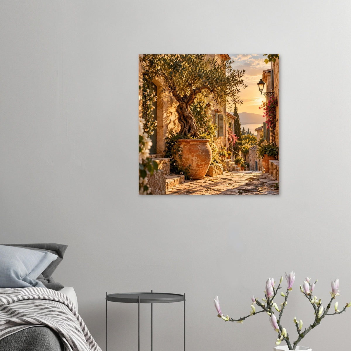 Wandposter mit mediterraner Gasse, Olivenbaum und Tongefäß, warme Sonnenuntergangsstimmung