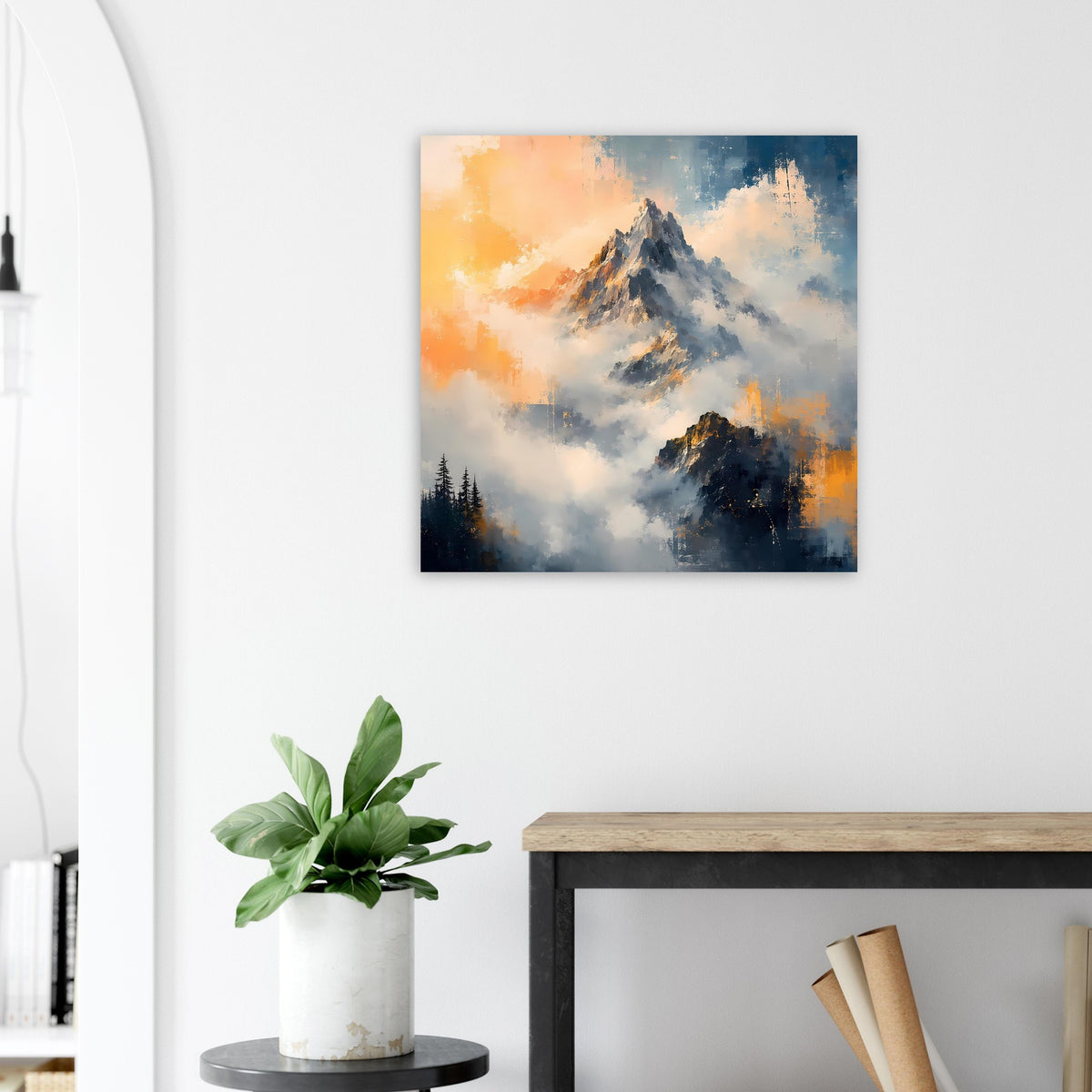 Majestätische Bergträume Poster mit Berggipfel, dichter Wolkendecke und dunklen Nadelbäumen