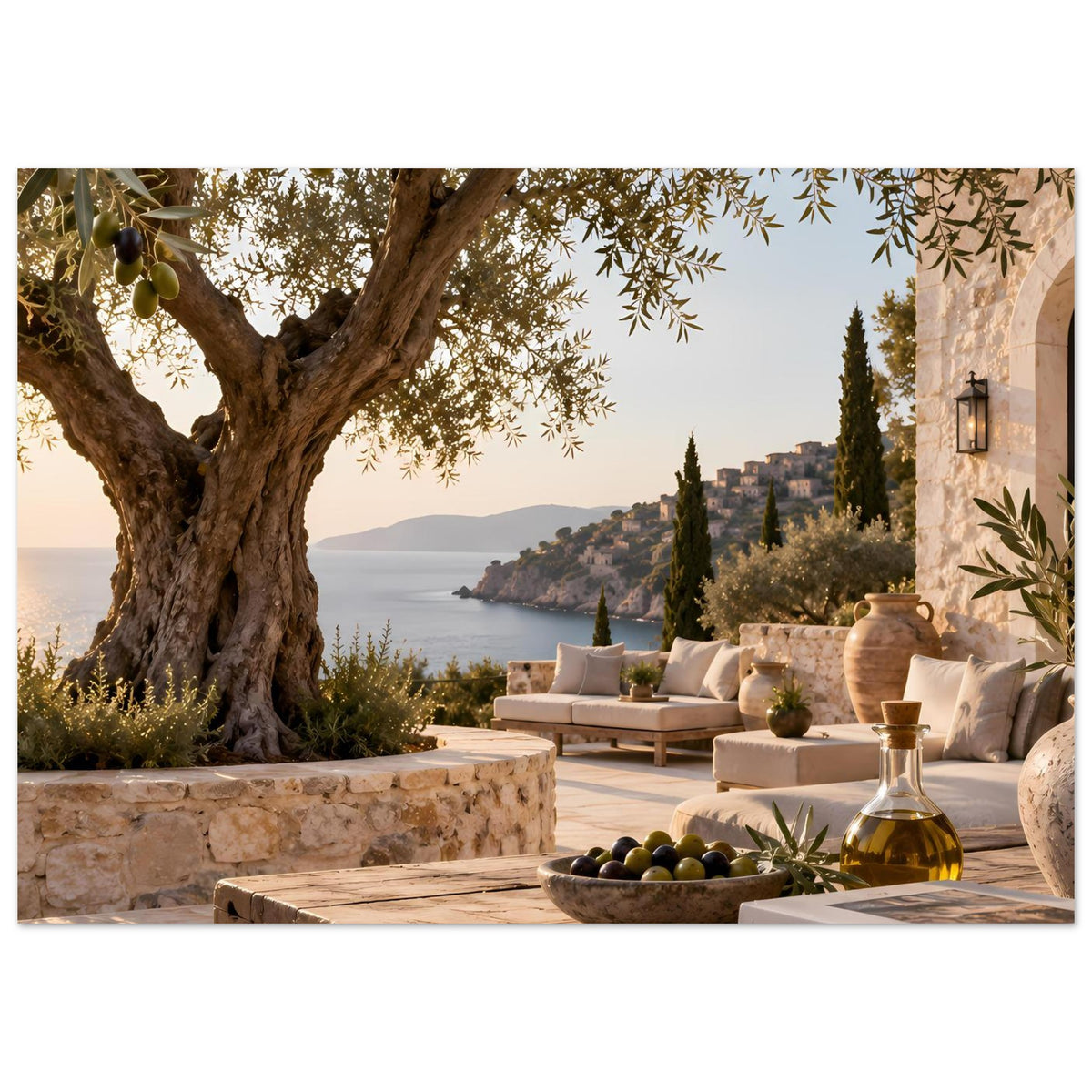Mediterranes Poster: Terrasse mit Oliven und Ölflasche vor Küstenhügeln