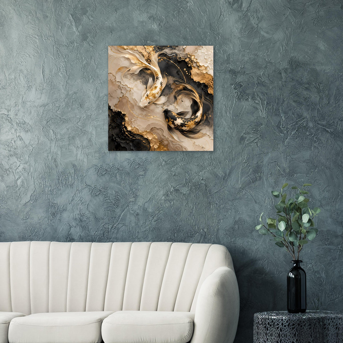 Wandposter mit goldenen Koi-Fischen auf schwarzem Hintergrund, beige Goldwirbel und Texturen
