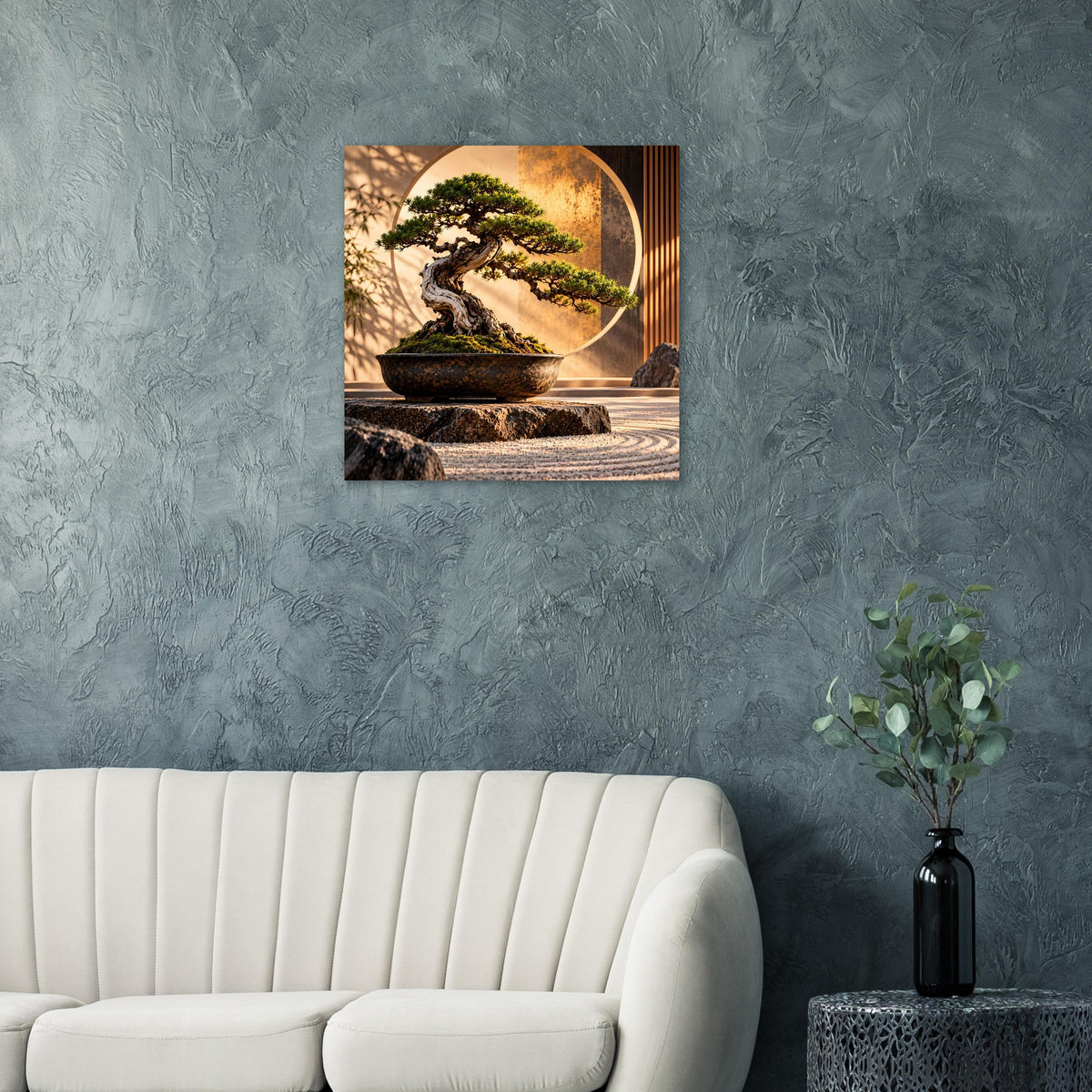 Bonsai-Zen-Garten-Poster auf blau-grauem Hintergrund, quadratisch: Bonsai und Steinpodest