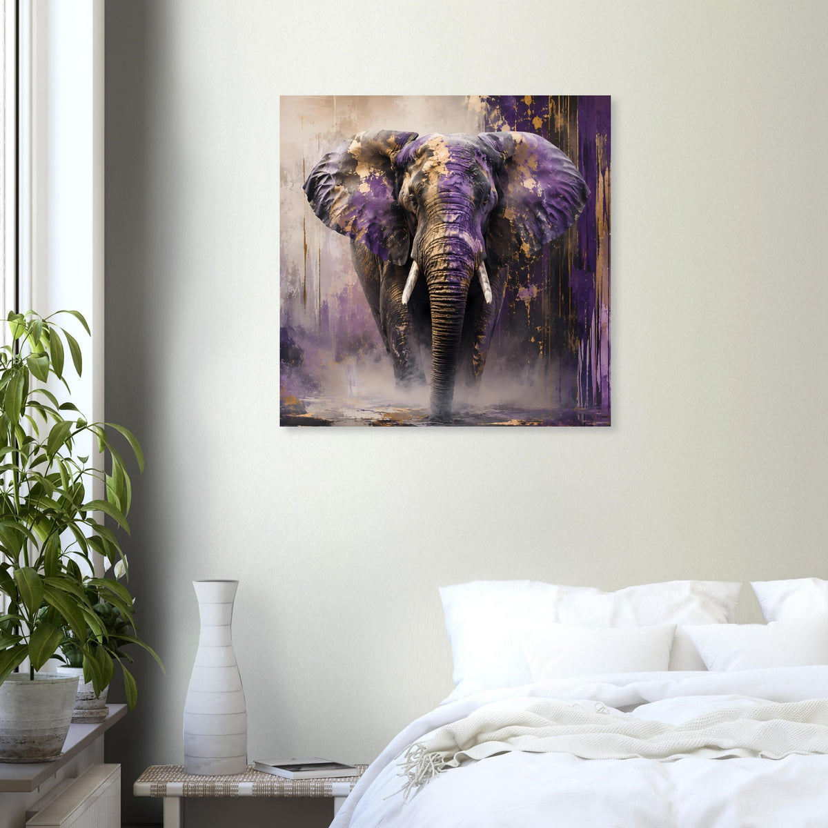 Elefantenposter in Violett und Gold, quadratisch gerahmt über weißem Bett