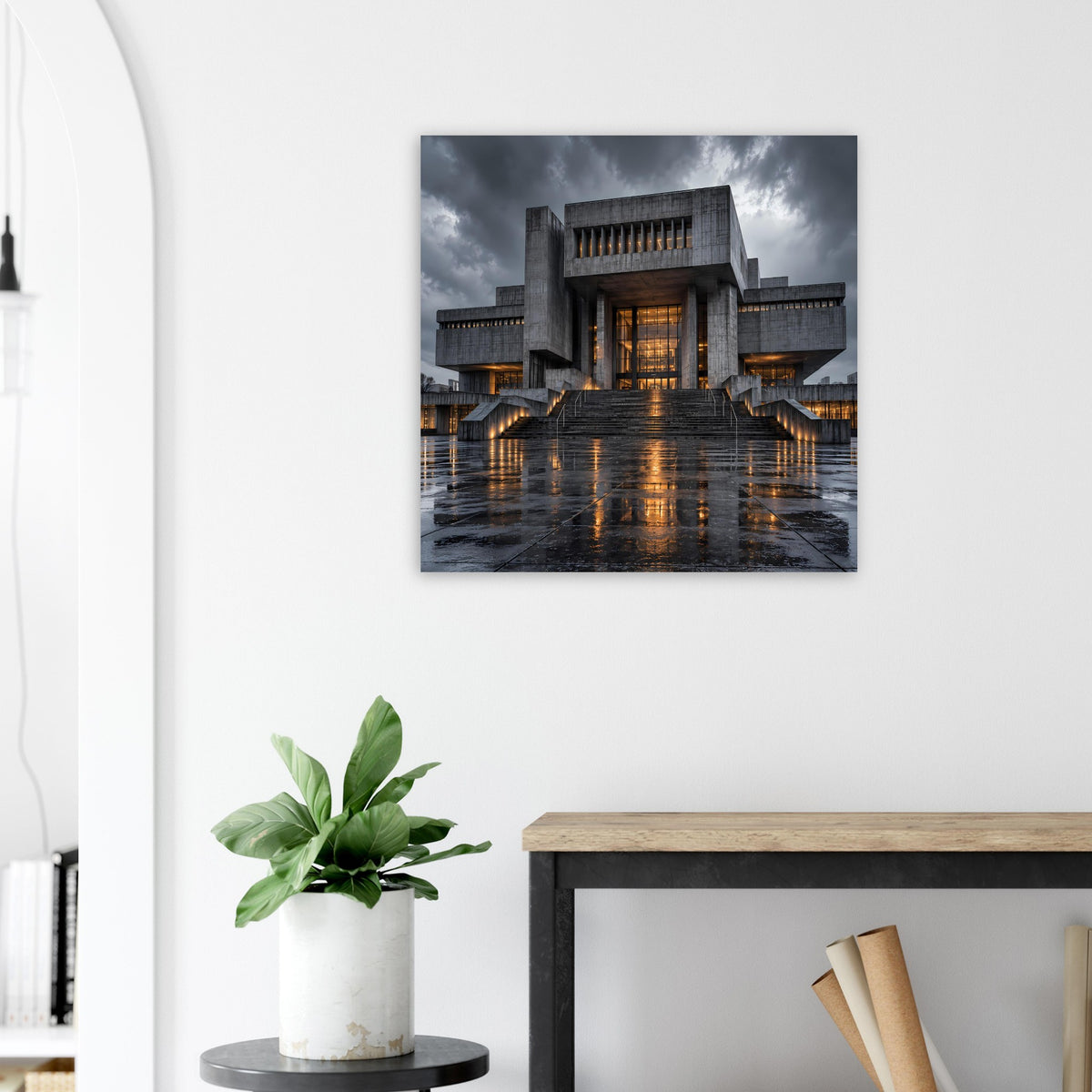 Architekturposter mit beleuchtetem Monumentbau und Reflexionen auf nasser Fläche