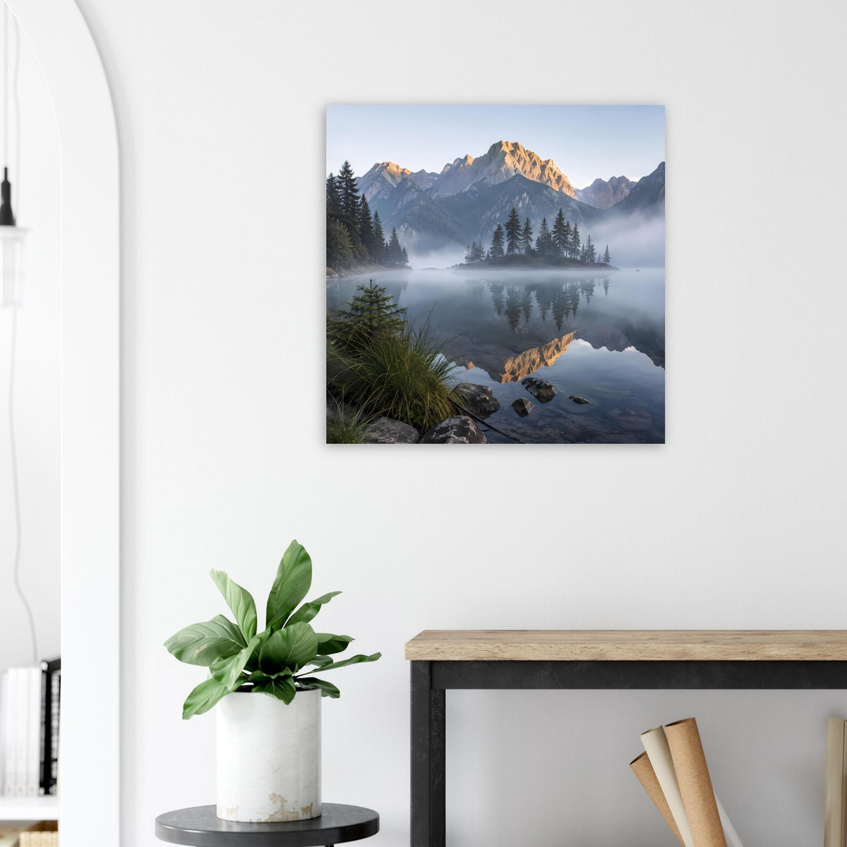 Quadratisches Poster mit spiegelndem Bergsee, Berggipfeln und Nebel über dem Wald