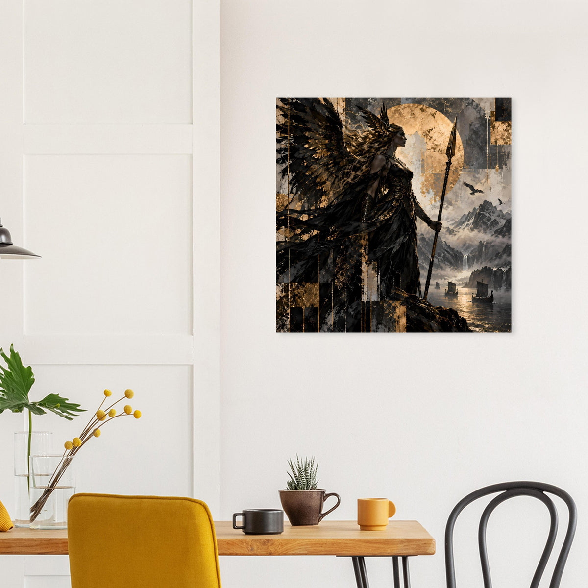 Quadratisches Poster mit schwarzer geflügelter Gestalt, goldbraunem Hintergrund und Landschaft