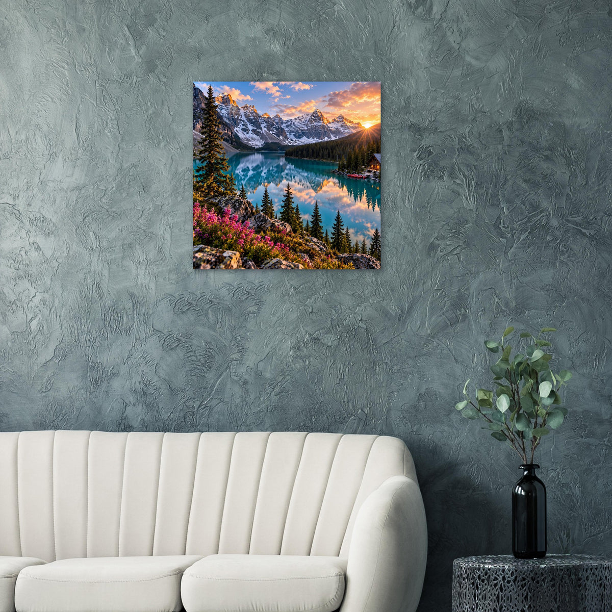 Quadratisches Wandposter mit Bergsee im Sonnenaufgang, Bergen, Tannen und Blüten