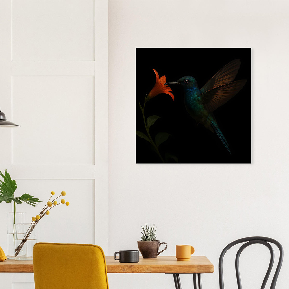 Quadratischer Kunstdruck mit blaugrünem Kolibri und orangefarbener Blütenform auf dunklem Grund