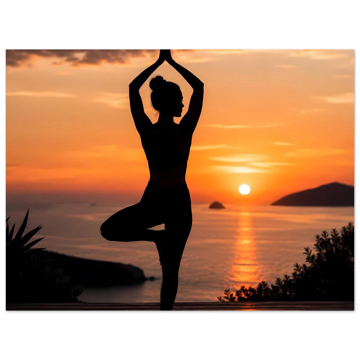 Yoga-Poster mit schwarzer Silhouette, Sonne im Hintergrund und orangefarbener Sonnenuntergang, horizontal
