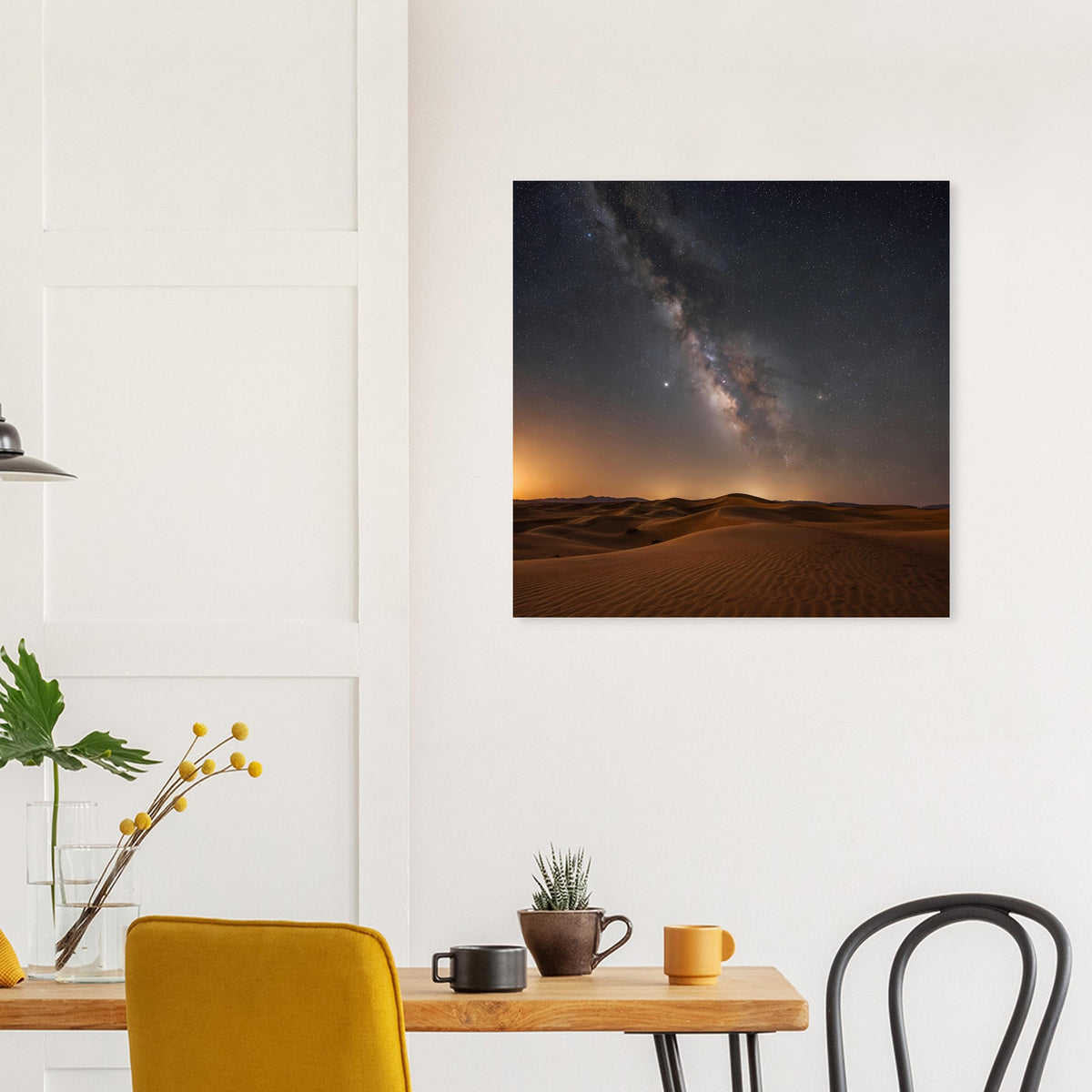 Gerahmtes quadratisches Poster mit Wüste bei Nacht, dunkler Himmel und Milchstraße