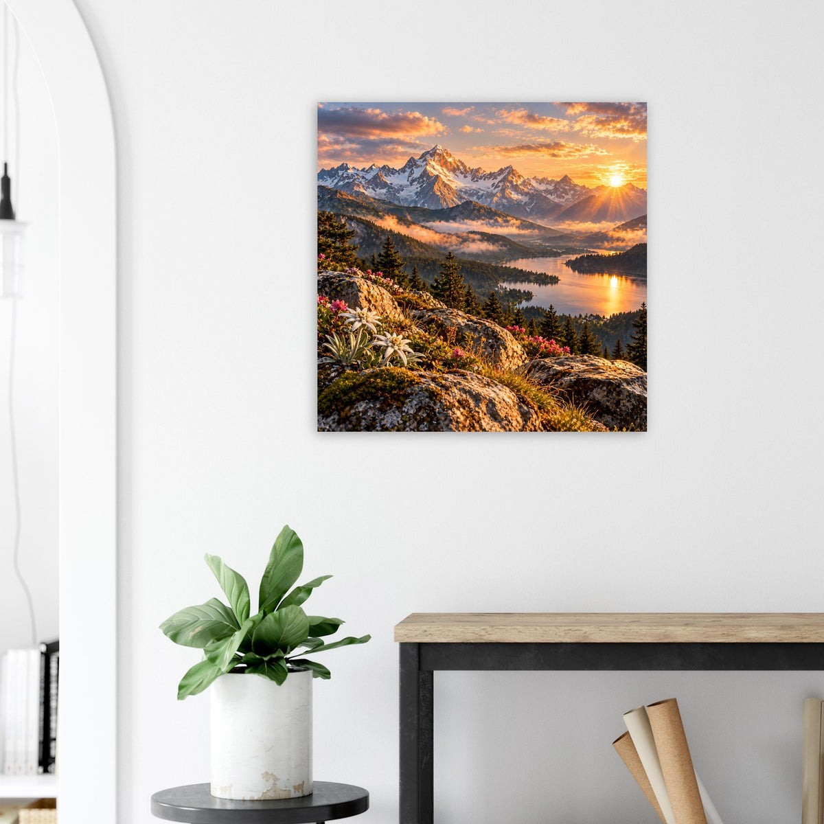 Wandposter mit Bergkette, See und tiefem Sonnenuntergang