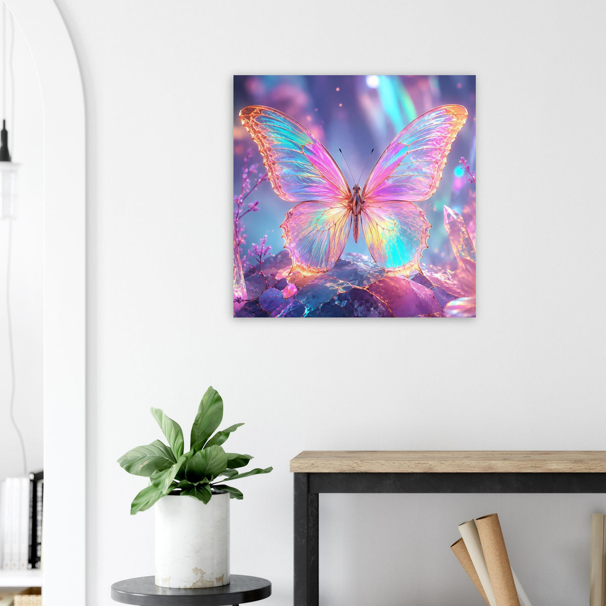 Quadratisches Wandposter mit Regenbogen-Schmetterling zwischen Kristallen