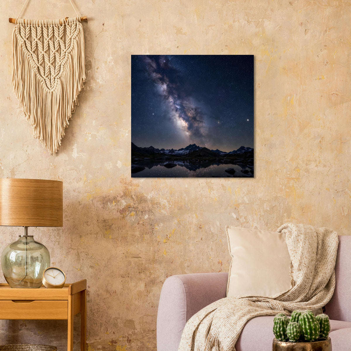 Quadratisches Wandposter mit dunklen Bergen und leuchtender Milchstraße am Nachthimmel