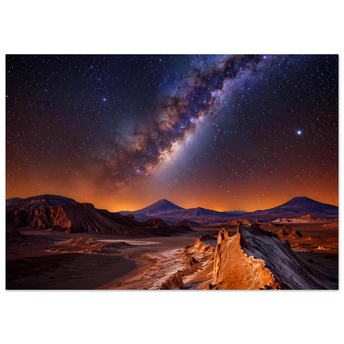 Poster mit Milchstraße über Wüstengebirge, sternklare Nacht und warmer Horizont im Dämmerlicht