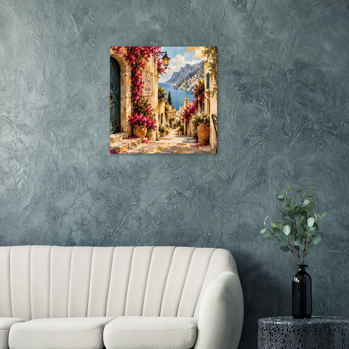 Poster mit mediterraner Gasse, roten Blütenranken, Steinmauern und Blick auf die Berge